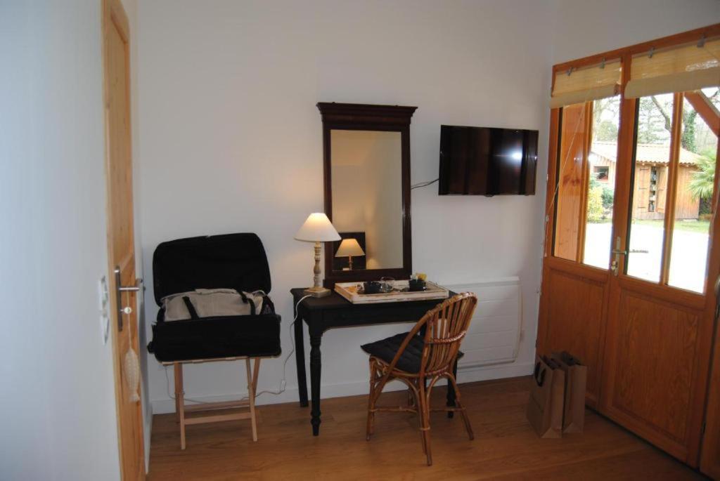 La Maison Du Las Saint-Jean-d'Illac Room photo